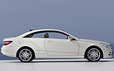 Mercedes-Benz Clase E Coup�. Modelo 2009. Imagen exterior. Lateral. Coche parado. Carretera. Blanco.