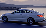 Mercedes-Benz Clase E Coup�. Modelo 2009. Imagen exterior. Lateral. Movimiento. Carretera. Blanco.