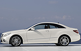 Mercedes-Benz Clase E Coup�. Modelo 2009. Imagen exterior. Lateral. Coche parado. Carretera. Blanco.