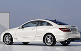 Mercedes-Benz Clase E Coup�. Modelo 2009. Imagen exterior. Lateral posterior. Coche parado. Carretera. Blanco.