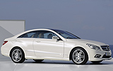 Mercedes-Benz Clase E Coup�. Modelo 2009. Imagen exterior. Lateral frontal. Coche parado. Carretera. Blanco.