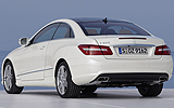 Mercedes-Benz Clase E Coup�. Modelo 2009. Imagen exterior. Posterior. Coche parado. Carretera. Blanco.