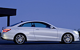 Mercedes-Benz Clase E Coup�. Modelo 2009. Imagen exterior. Lateral. Coche parado. Carretera. Luces pilotos en on. Blanco.