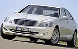 Mercedes-Benz Clase S 320 CDI BlueEFFICIENCY. Modelo 2009. Imagen. Exterior. Frontal lateral. Coche parado. Carretera. Blanco.