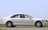 Mercedes-Benz Clase S 320 CDI BlueEFFICIENCY. Modelo 2009. Imagen. Exterior. Lateral. Coche parado. Carretera. Blanco.
