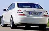 Mercedes-Benz Clase S 320 CDI BlueEFFICIENCY. Modelo 2009. Imagen. Exterior. Posterior. Coche parado. Carretera. Blanco.