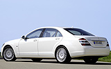 Mercedes-Benz Clase S 320 CDI BlueEFFICIENCY. Modelo 2009. Imagen. Exterior. Lateral posterior. Coche parado. Carretera. Blanco.