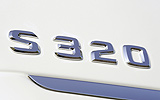 Mercedes-Benz Clase S 320 CDI BlueEFFICIENCY. Modelo 2009. Imagen. Exterior. Detalle. Anagrama. Blanco.