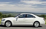 Mercedes-Benz S 400 BlueHYBRID. Modelo 2009. Imagen. Lateral. Coche en movimiento. Carretera. Blanco.