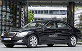 Mercedes-Benz S 400 BlueHYBRID. Modelo 2009. Imagen. Frontal- lateral. Coche parado. Carretera. Negro.