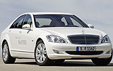 Mercedes-Benz S 400 BlueHYBRID. Modelo 2009. Imagen. Lateral- frontal. Coche parado. Carretera. Blanco.