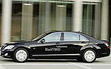 Mercedes-Benz S 400 BlueHYBRID. Modelo 2009. Imagen. Lateral. Coche en movimiento. Carretera. Negro.