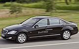 Mercedes-Benz S 400 BlueHYBRID. Modelo 2009. Imagen. Frontal- lateral. Coche en movimiento. Carretera. Negro.