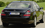 Mercedes-Benz S 400 BlueHYBRID. Modelo 2009. Imagen. Posterior- lateral. Coche en movimiento. Carretera. Negro.