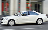 Mercedes-Benz S 400 BlueHYBRID. Modelo 2009. Imagen. Lateral. Coche en movimiento. Carretera. Blanco.