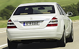 Mercedes-Benz S 400 BlueHYBRID. Modelo 2009. Imagen. Posterior- lateral. Coche en movimiento. Carretera. Blanco.
