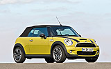 MINI Cabrio. Modelo 2009. Imagen. Exterior. Coche parado. Lateral frontal. Amarillo.