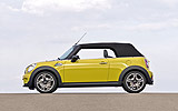MINI Cabrio. Modelo 2009. Imagen. Exterior. Coche parado. Lateral. Accionamiento autom&aacute;tico de la capota, 1&ordm; foto de 5. Amarillo.