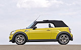 MINI Cabrio. Modelo 2009. Imagen. Exterior. Coche parado. Lateral. Accionamiento autom&aacute;tico de la capota, 2&ordm; foto de 5. Amarillo.