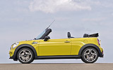MINI Cabrio. Modelo 2009. Imagen. Exterior. Coche parado. Lateral. Accionamiento autom&aacute;tico de la capota, 5&ordm; foto de 5. Amarillo.