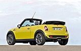 MINI Cabrio. Modelo 2009. Imagen. Exterior. Coche parado. Posterior lateral. Descapotado. Amarillo.