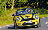 MINI Cabrio. Modelo 2009. Imagen. Exterior. Movimiento. Frontal. Descapotdo. Amarillo