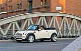MINI Cabrio. Modelo 2009. Imagen. Exterior. Movimiento. Lateral frontal. Blanco