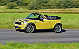 
MINI Cabrio. Modelo 2009. Imagen. Exterior. Movimiento. Lateral. Amarillo