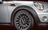 MINI Cabrio. Modelo 2009. Imagen. Exterior. Coche parado. Detalle llanta y faro.