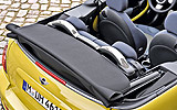 MINI Cabrio. Modelo 2009. Imagen. Interior. Asientos traseros. Barras de aluminio ocultas que se despliegan en caso de un posible vuelco