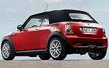 MINI John Cooper Works Cabrio. Modelo 2009. Imagen. Exterior. Lateral posterior. Coche parado. Carretera. Capota de lona. Rojo.