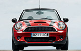 MINI John Cooper Works Cabrio. Modelo 2009. Imagen. Exterior. Frontal. Coche parado. Carretera. Rojo.