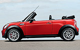 MINI John Cooper Works Cabrio. Modelo 2009. Imagen. Exterior. Lateral. Coche parado. Carretera. Rojo.
