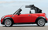 MINI John Cooper Works Cabrio. Modelo 2009. Imagen. Exterior. Lateral. Coche parado. Sistema de apertura y cierre de la capota. Carretera. Rojo.
