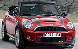 MINI John Cooper Works Cabrio. Modelo 2009. Imagen. Exterior. Lateral frontal. Movimiento. Carretera. Rojo.
