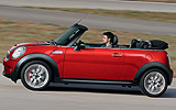 MINI John Cooper Works Cabrio. Modelo 2009. Imagen. Exterior. Lateral. Coche en movimiento. Carretera. Rojo.