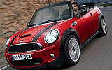 MINI John Cooper Works Cabrio. Modelo 2009. Imagen. Exterior. Frontal lateral. Coche en movimiento. Carretera. Rojo.