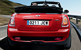 MINI John Cooper Works Cabrio. Modelo 2009. Imagen. Exterior. Posterior. Coche en movimiento. Carretera. Rojo.