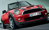 MINI John Cooper Works Cabrio. Modelo 2009. Imagen. Exterior. Lateral frontal. Movimiento. Coche en carretera. Rojo.