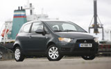 Mitsubishi Colt. Modelo 2009. 3 puertas. Imagen. Exterior. Lateral frontal. Coche parado. Carretera. Negro Sparkling.