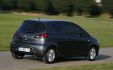 Mitsubishi Colt. Modelo 2009. 3 puertas. Imagen. Exterior. Posterior lateral. Coche en movimiento. Carretera. Negro Sparkling.