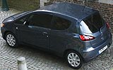 Mitsubishi Colt. Modelo 2009. 3 puertas. Imagen. Exterior. Lateral posterior. Coche parado. Carretera.