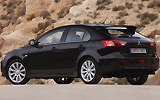 Mitsubishi Lancer Sportback. Modelo 2009. Imagen exterior. Lateral posterior. Coche parado. Carretera. Negro