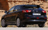 Mitsubishi Lancer Sportback. Modelo 2009. Imagen exterior. Posterior. Coche parado. Carretera. Negro