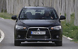 Mitsubishi Lancer Sportback. Modelo 2009. Imagen exterior. Frontal. Coche parado. Carretera. Negro