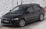 Mitsubishi Lancer Sportback. Modelo 2009. Imagen exterior. Frontal lateral. Coche parado. Carretera. Negro