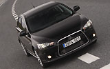 Mitsubishi Lancer Sportback. Modelo 2009. Imagen exterior. Lateral frontal. Coche parado. Carretera. Negro