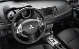 Mitsubishi Lancer Sportback. Modelo 2009. Imagen interior. Volante. Cuadro de mandos. Palanca de cambios.