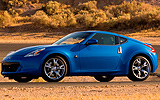 Nissan 370Z. Modelo 2009. Imagen exterior. Lateral. Coche parado. Carretera. Azul.