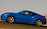 Nissan 370Z. Modelo 2009. Imagen exterior. Lateral. Movimiento. Carretera. Azul.